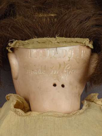 Poupée tête porcelaine , marquée en creux AM11 DEP