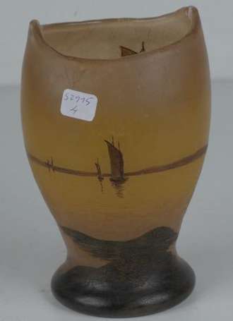 Vase ovoïde à col oblong gravé à l'acide et peint 