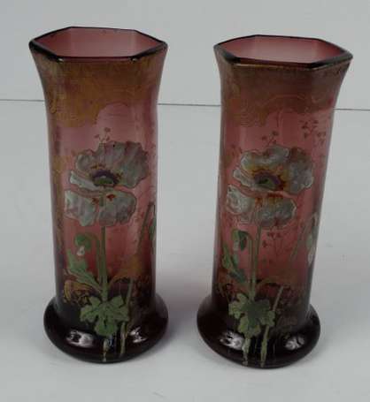 Paire de vases rouleau en verre améthyste émaillé 