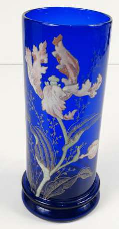 Vase rouleau en verre bleu émaillé de fleurs. Attr