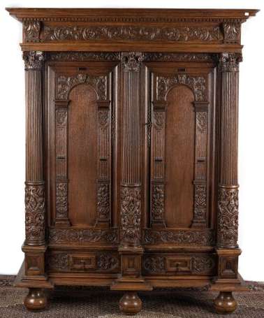 Armoire en chêne, elle ouvre à deux portes à 