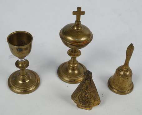 3 pièces d'autel miniatures en laiton : Calice, 
