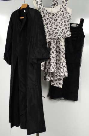 Lot de 3 robes noires et un manteau en satin, le 