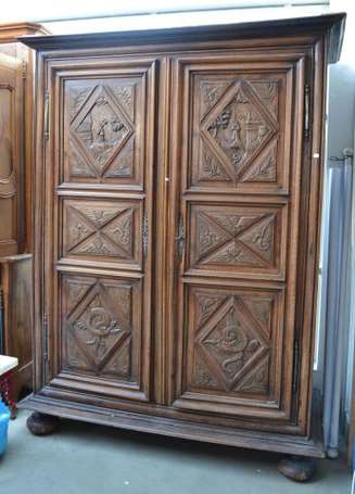 Armoire en noyer, elle ouvre à deux portes montées