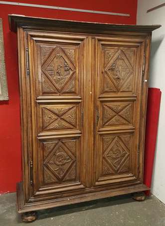 Armoire en noyer, elle ouvre à deux portes montées