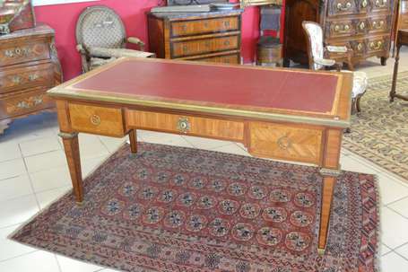 Bureau Plat en placage et marqueterie de bois de 