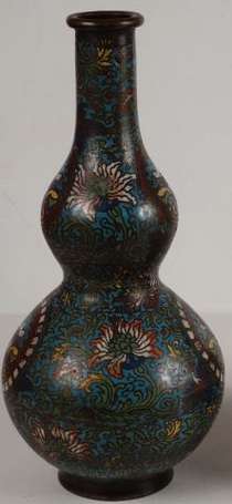 Paire de vases gourde en émail cloisonné décor 