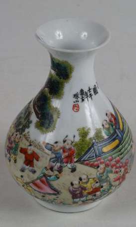 Vase bouteille en porcelaine décor de scène 
