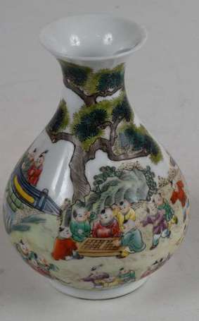 Vase bouteille en porcelaine décor de scène 