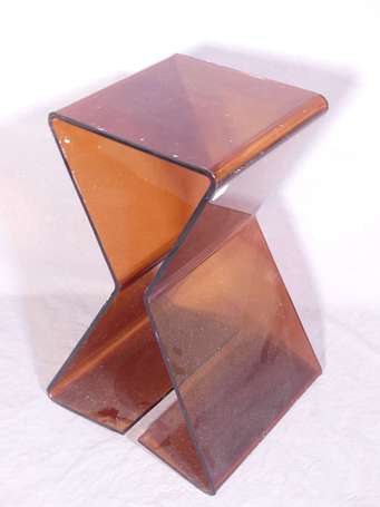 Tabouret sellette zig-zag en plexiglas fumé. H. 49