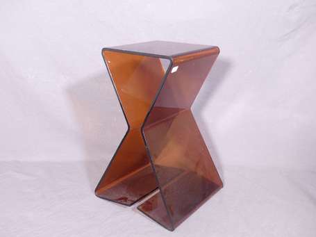 Tabouret sellette zig-zag en plexiglas fumé. H. 49