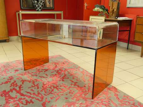 Bureau en plexiglas orange, le plateau incolore, 