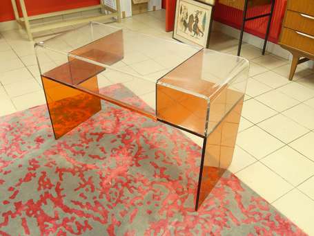 Bureau en plexiglas orange, le plateau incolore, 