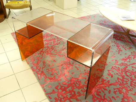 Bureau en plexiglas orange, le plateau incolore, 