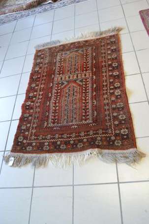 Tapis de prière décor de mihrabs encadré de 