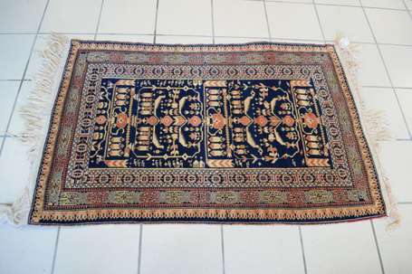 Tapis Kazakh en laine champ bleu meublé de 