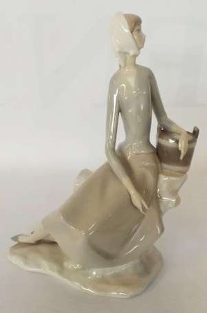 Lladro Femme au baquet Sujet en porcelaine 