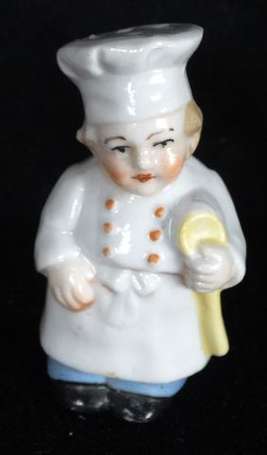 Saleron Marmiton en porcelaine et une figurine en 