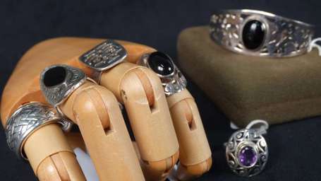 Cinq bagues et un bracelet en argent montés de 