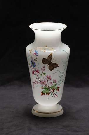 Vase en opaline à décor émaillé polychrome et or 