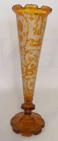 Vase cornet en cristal fumé décor gravé de 