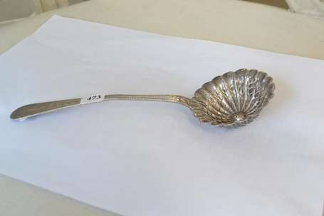 Cuillère saupoudreuse en argent, la spatule gravée