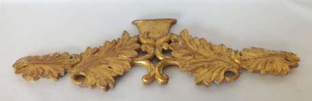 Motif d'applique en bois sculpté doré, il figure 