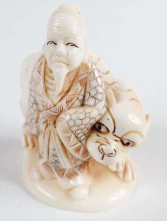 Netsuke en ivoire, il figure un vieillard 