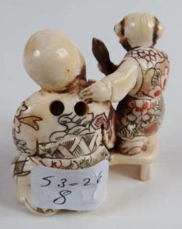 Netsuke en ivoire, il figure un vieux sage et un 