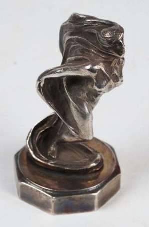Mascotte Femme au voile en bronze argenté, signée 