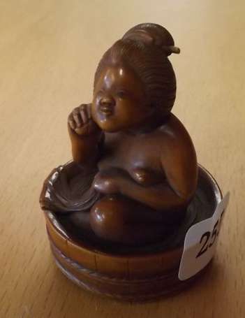 Netsuke érotique en bois représentant une femme 