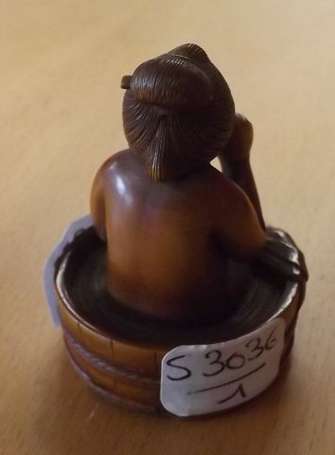 Netsuke érotique en bois représentant une femme 