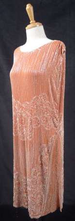 Robe Charleston en crêpe couleur corail, brodée de