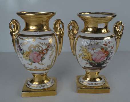 Paire de Vases balustre plat en porcelaine, décor 