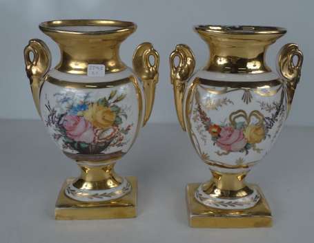 Paire de Vases balustre plat en porcelaine, décor 