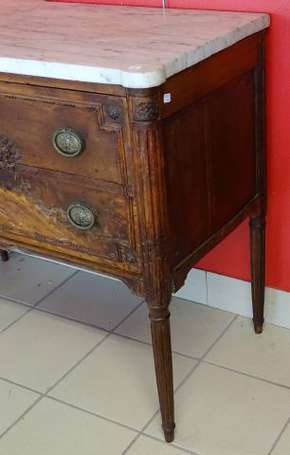 Commode en bois teinté ouvrant à deux tiroirs à 