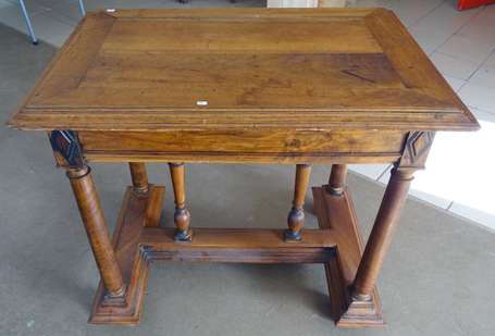 Table en bois fruitier, elle ouvre par un tiroir 