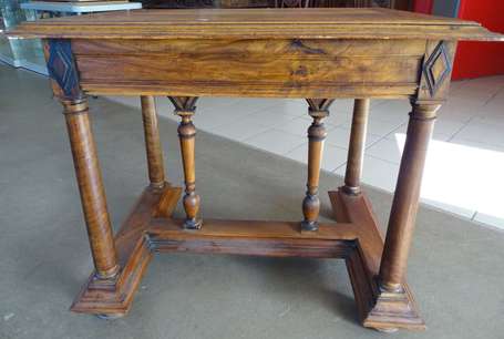 Table en bois fruitier, elle ouvre par un tiroir 