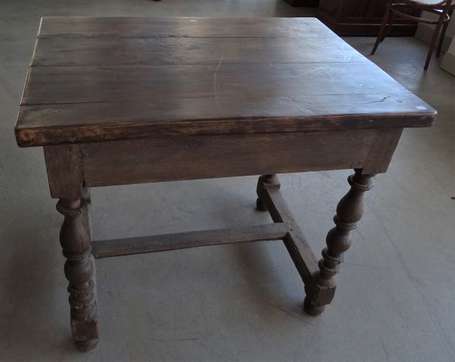 Table en bois teinté, elle ouvre par un tiroir en 