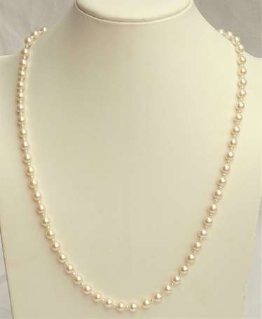 Collier de perles de culture blanches, le fermoir 