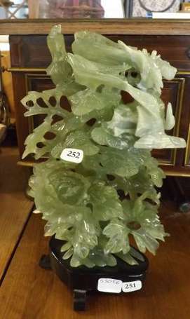 Oiseau et phénix sujet en jade Chine H.21,5 cm 