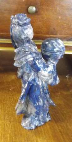Kawan-yin sujet en lapis-lazuli Chine H.13 cm