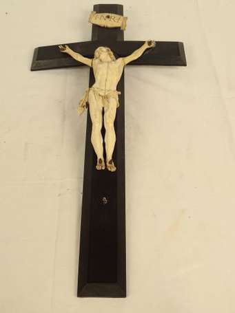 Crucifix en bois noirci, le christ dit janséniste 