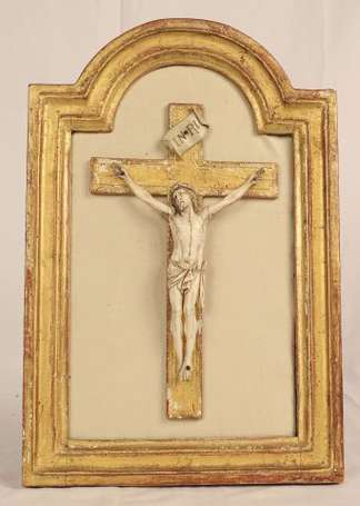 Crucifix en bois doré, le christ en ivoire 