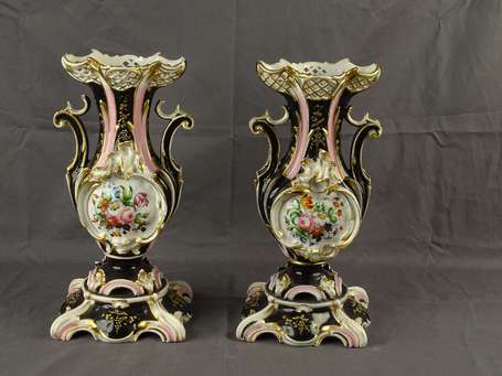 Paire de Vases balustre rocaille en porcelaine 