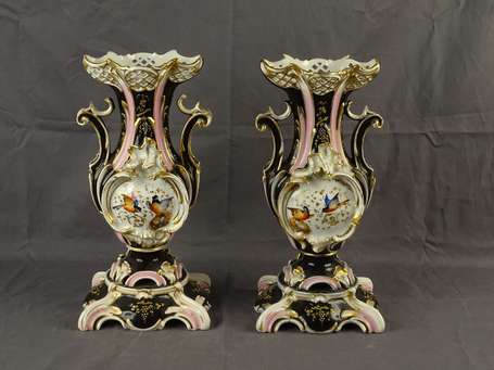 Paire de Vases balustre rocaille en porcelaine 