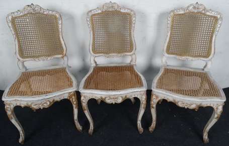 Suite de trois chaises cannées de style Louis XV 