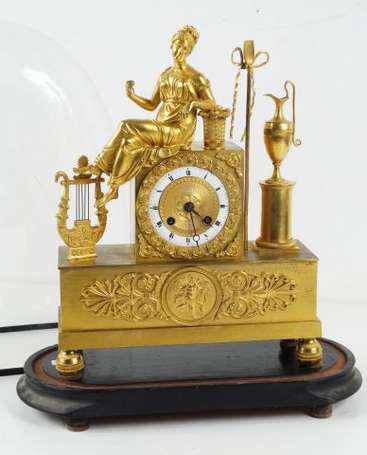 Pendule borne en bronze ciselé et doré, à décor 