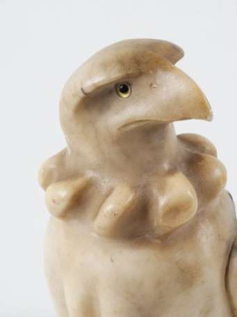 Aigle, sculpture en marbre. Hauteur : 33,5 cm  
