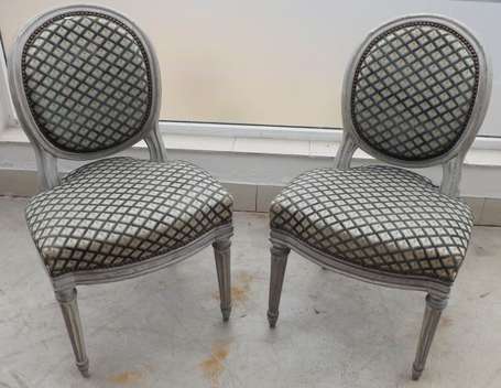 Paire de chaises à dossier médaillon en bois 